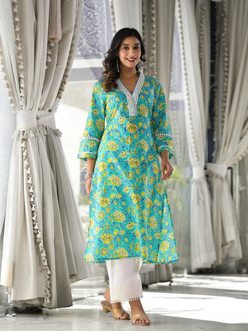 Varanga Women Sea Green Floral Printed V- Neck Stright Kurta